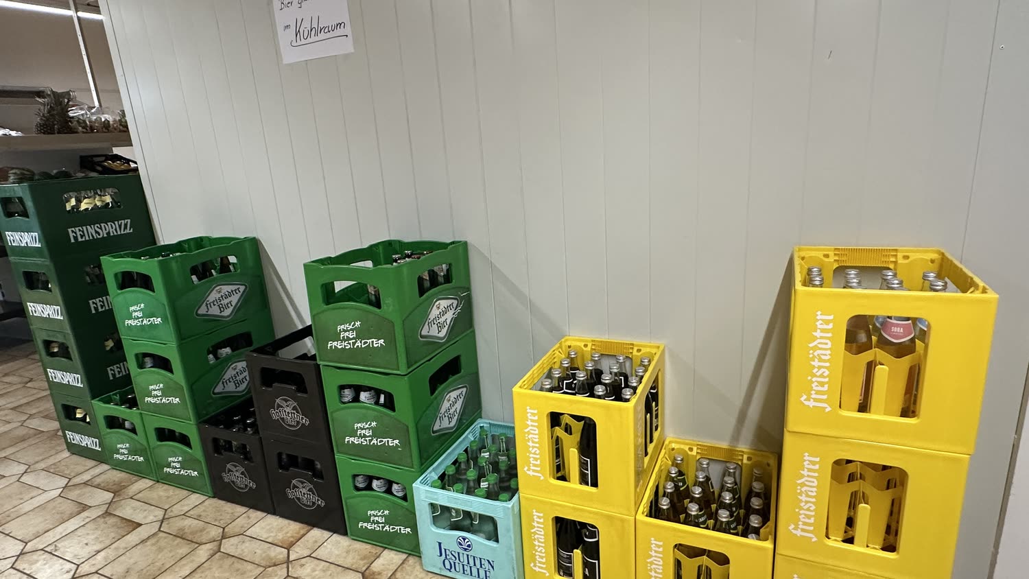 Getränkekisten im Kühlraum