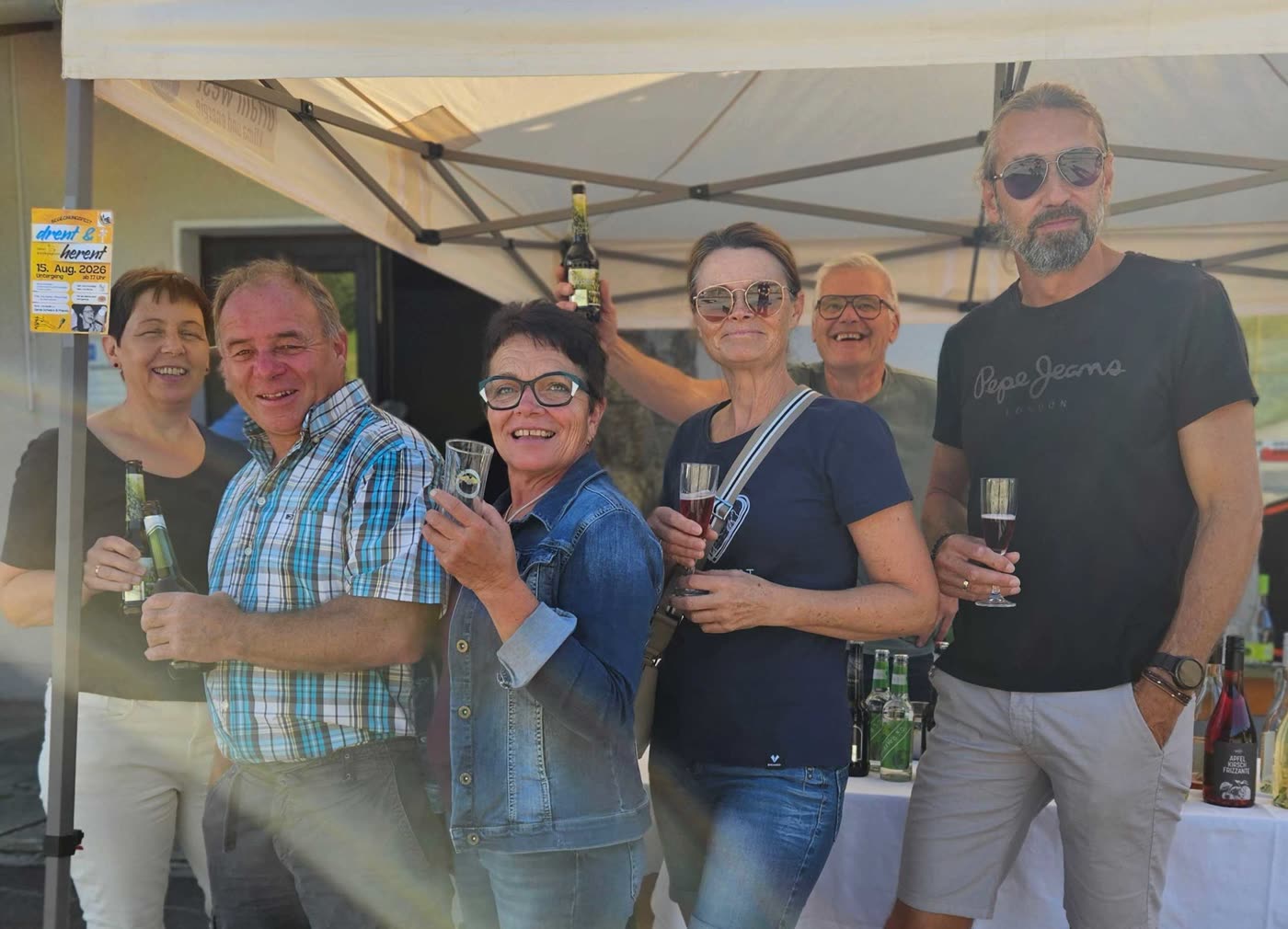 Anstoßen auf die Gemeinschaft