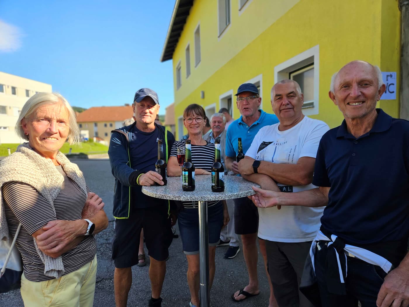 Gemütliche Runde vor dem Haus